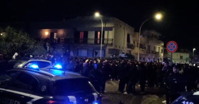 Copertina di Scomparsa Tatiana Tramacere, folla inferocita sotto casa di Dragos-Ioan Ghermescu prima del ritrovamento della 27enne – Video