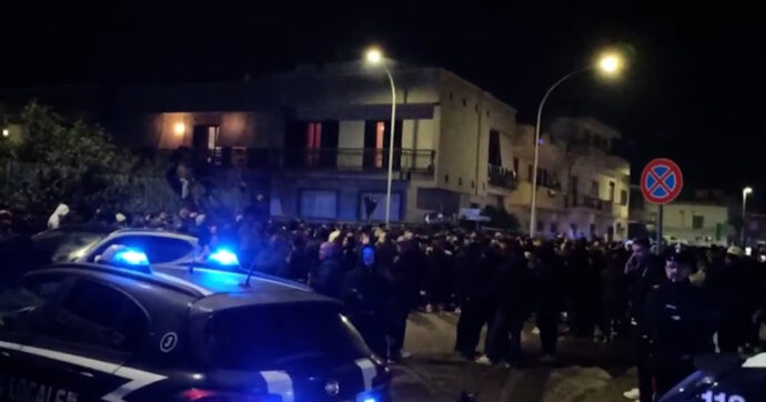 Scomparsa Tatiana Tramacere, folla inferocita sotto casa di Dragos-Ioan Ghermescu prima del ritrovamento della 27enne – Video