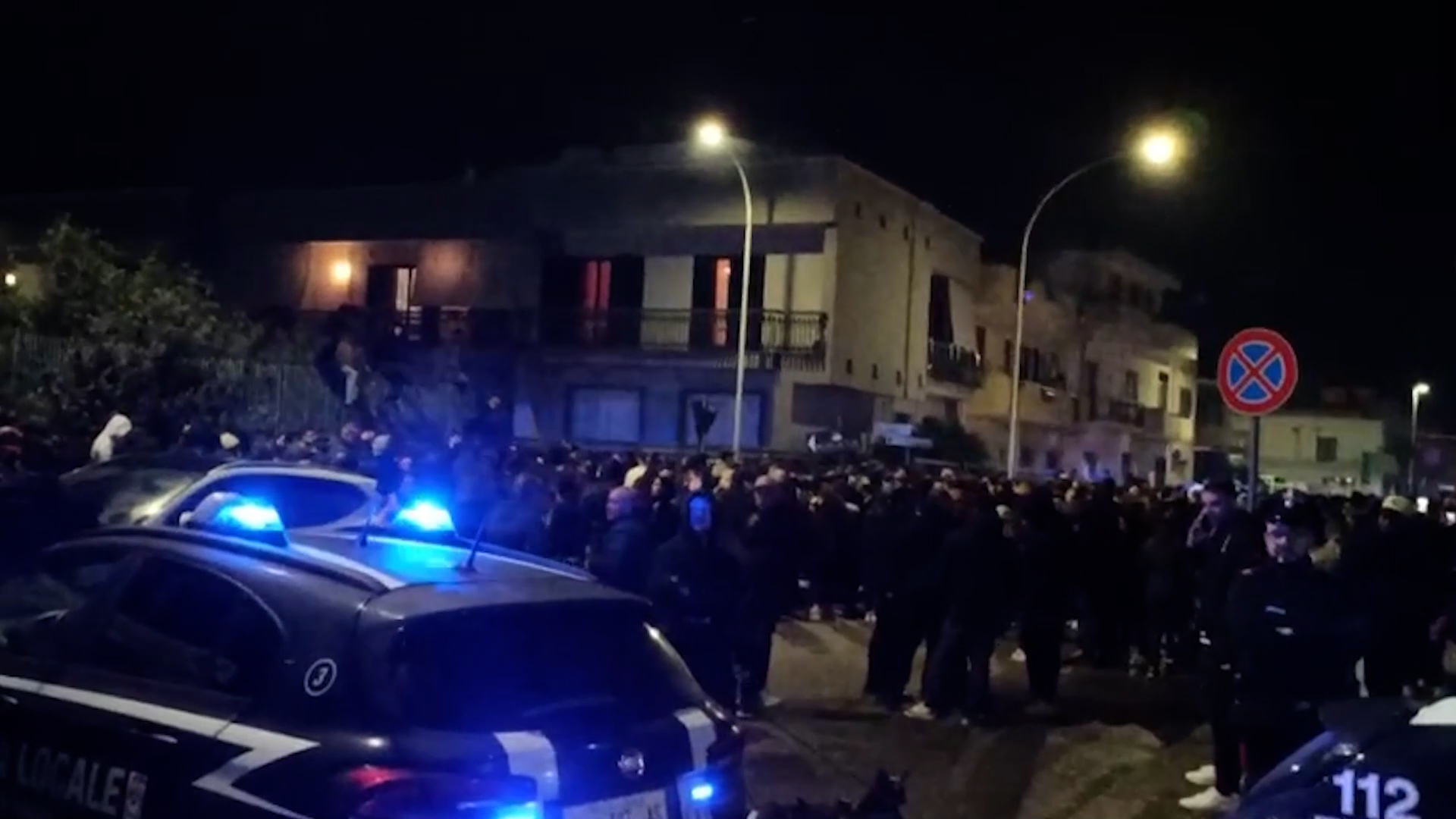 Scomparsa Tatiana Tramacere, folla inferocita sotto casa di Dragos Ioan Ghermescu prima del ritrovamento della 27enne – Video