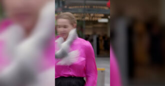 Copertina di “Stai sanguinando”: giornalista televisiva colpita da un uccello mentre registra un servizio. Il video è virale