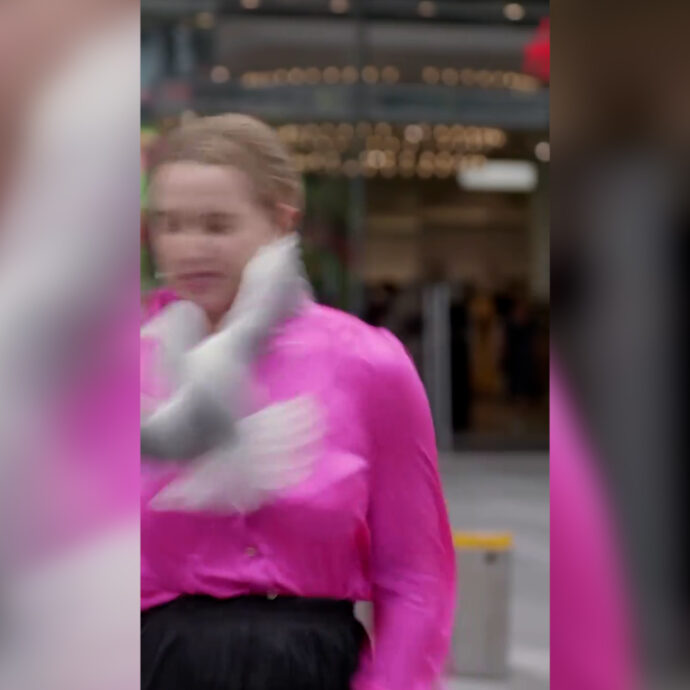 “Stai sanguinando”: giornalista televisiva colpita da un uccello mentre registra un servizio. Il video è virale