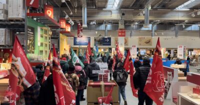 Copertina di Sciopero all’Ikea, lavoratori in corteo tra gli scaffali: “Un’ora di lavoro non raggiunge il costo di un tavolino che dentro è di cartone”