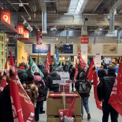 Copertina di Sciopero all’Ikea, lavoratori in corteo tra gli scaffali: “Un’ora di lavoro non raggiunge il costo di un tavolino che dentro è di cartone”
