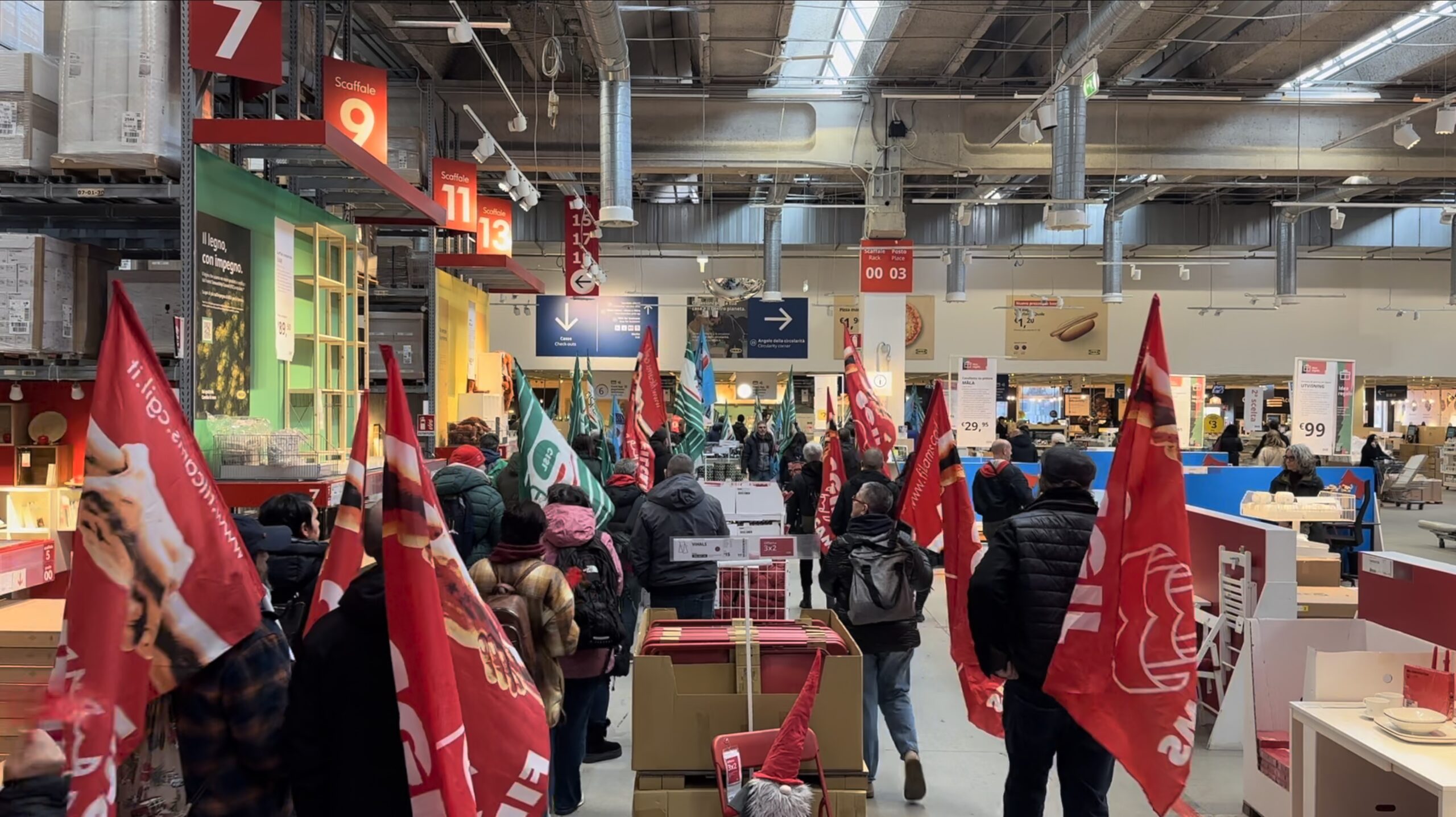 Sciopero all’Ikea, lavoratori in corteo tra gli scaffali: “Un’ora di lavoro non raggiunge il costo di un tavolino che dentro è di cartone”