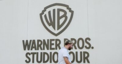 Copertina di Netflix si prende Warner Bros, battuta Paramount