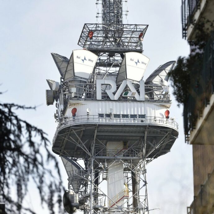 In vista del referendum del 22 e 23 marzo “si sospende la possibilità di partecipazione del personale Rai (giornalisti e non) a trasmissioni di Emittenti concorrenti”: la circolare e le reazioni