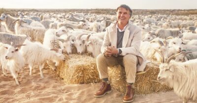 Copertina di Da Draghi a Meloni:  tutti sul red carpet  (color crema) per il film di Brunello Cucinelli