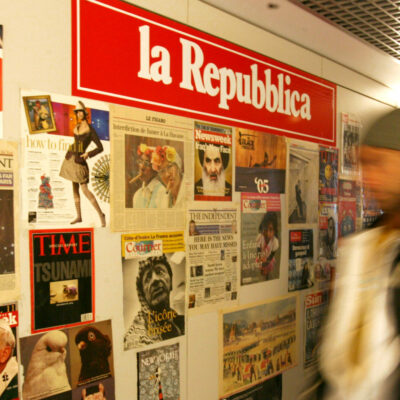 Copertina di La Repubblica venduta ai greci della famiglia Kiryakou, ma l’annuncio solo dopo il 18 gennaio: Elkann non vuole mancare alla festa dei 50 anni