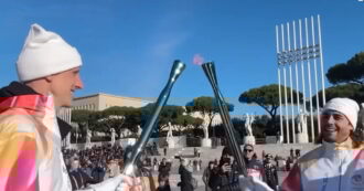 Copertina di Milano-Cortina, il momento in cui Achille Polonara riceve la fiamma olimpica: “È una grande emozione anche essere in piedi”