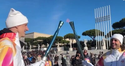 Copertina di Milano-Cortina, il momento in cui Achille Polonara riceve la fiamma olimpica: “È una grande emozione anche essere in piedi”