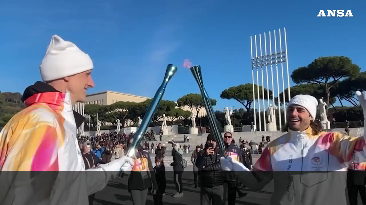Milano Cortina, il momento in cui Achille Polonara riceve la fiamma olimpica: “È una grande emozione anche essere in piedi”