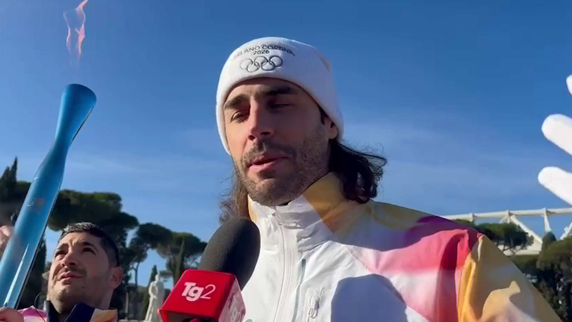 Milano Cortina, da Roma inizia il viaggio della fiamma olimpica. L’emozione di Tamberi: “Magico” | Video