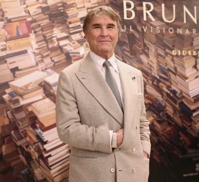 Brunello Cucinelli “visionario garbato” nel nuovo film di Tornatore: dall’infanzia in campagna ai pomeriggi a giocare a carte al bar, la vita e la storia del “re del cachemire”