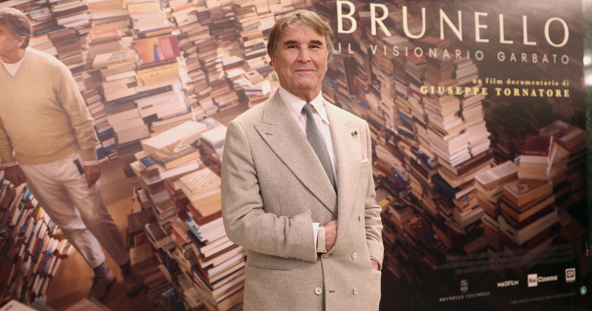 Brunello Cucinelli “visionario garbato” nel nuovo film di Tornatore: dall’infanzia in campagna ai pomeriggi a giocare a carte al bar, la vita e la storia del “re del cachemire” Brunello Cucinelli “visionario garbato” nel nuovo film di Tornatore: dall’infanzia in campagna ai pomeriggi a giocare a carte al bar, la vita e la storia del “re del cachemire”