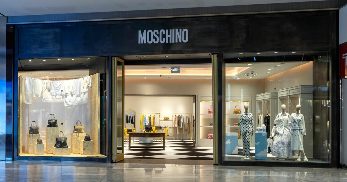 Il gruppo che controlla Moschino e Alberta Ferretti licenzia 221 persone: “Rischio che perdano il lavoro a Natale”