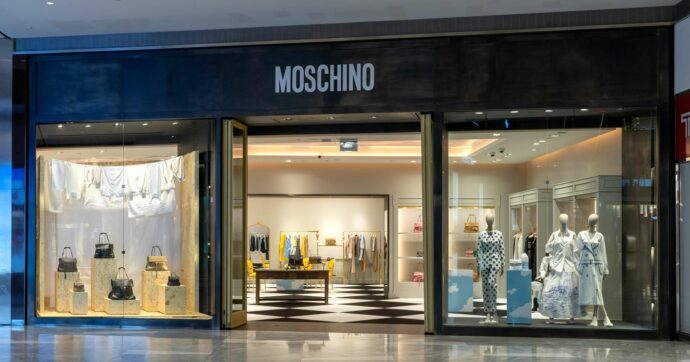 Il gruppo che controlla Moschino e Alberta Ferretti licenzia 221 persone: “Rischio che perdano il lavoro a Natale”
