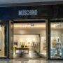 Copertina di Il gruppo che controlla Moschino e Alberta Ferretti licenzia 221 persone: “Rischio che perdano il lavoro a Natale”