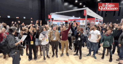 Copertina di Stand chiusi, cartelli e cori con Bella Ciao contro l’editore accusato di essere nazifascita