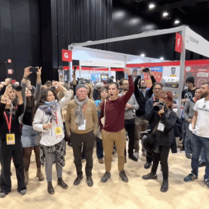 Protesta a Più Libri, Più Liberi: stand chiusi e cori con Bella Ciao contro l’editore accusato di essere nazifascita