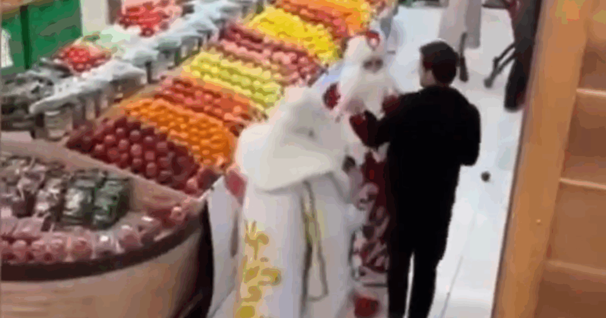 Babbo Natale contro Nonno Gelo, rissa da scontro tra civiltà in un supermercato in Azerbaijan