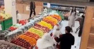 Babbo Natale contro Nonno Gelo, rissa da scontro tra civiltà in un supermercato in Azerbaijan
