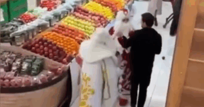 Copertina di Babbo Natale contro Nonno Gelo, rissa da scontro tra civiltà in un supermercato in Azerbaijan