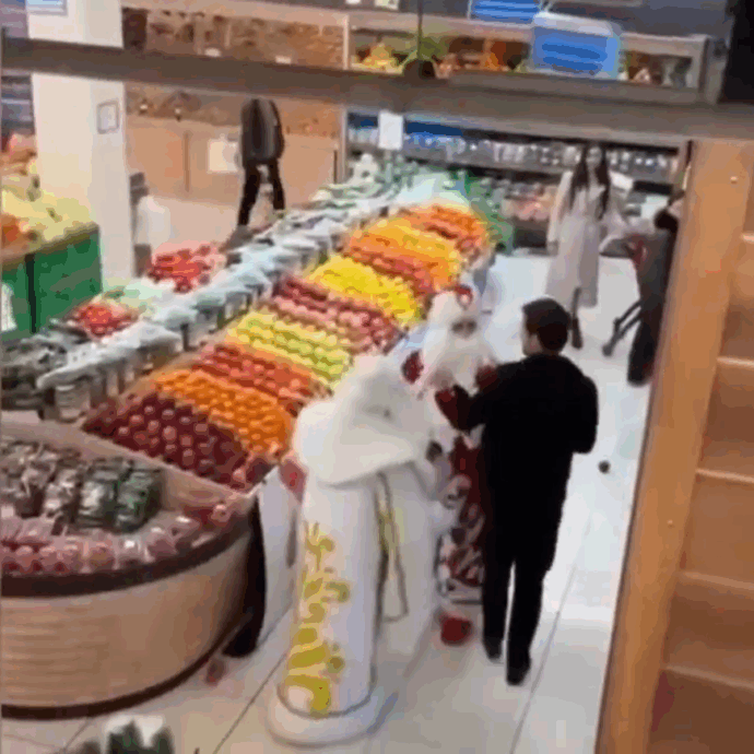 Babbo Natale contro Nonno Gelo, rissa da scontro tra civiltà in un supermercato in Azerbaijan