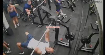 Copertina di Gli scivola addosso il bilanciere in palestra: bodybuilder muore a 55 anni dopo aver usato la “presa suicida”. Il video choc ripreso dalle telecamere