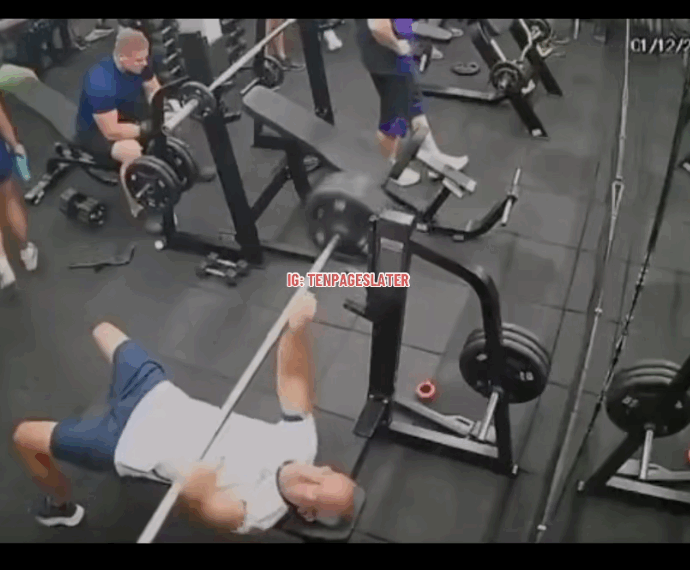 Gli scivola addosso il bilanciere in palestra: bodybuilder muore a 55 anni dopo aver usato la “presa suicida”. Il video choc ripreso dalle telecamere