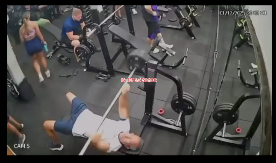 Gli scivola addosso il bilanciere in palestra: bodybuilder muore a 55 anni dopo aver usato la “presa suicida”. Il video choc ripreso dalle telecamere Gli scivola addosso il bilanciere in palestra: bodybuilder muore a 55 anni dopo aver usato la “presa suicida”. Il video choc ripreso dalle telecamere