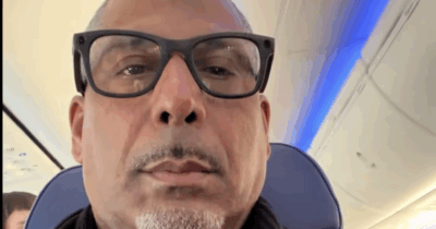 Copertina di “Questi sono solo 20 secondi di una tortura durata 45 minuti”: passeggero pubblica su TikTok di un bimbo che piange in aereo, scoppia la polemica