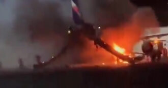 Copertina di Paura all’aeroporto di San Paolo: un Airbus A320 della Latam Brasil prende fuoco sulla pista