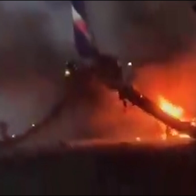 Paura all’aeroporto di San Paolo: un Airbus A320 della Latam Brasil prende fuoco sulla pista