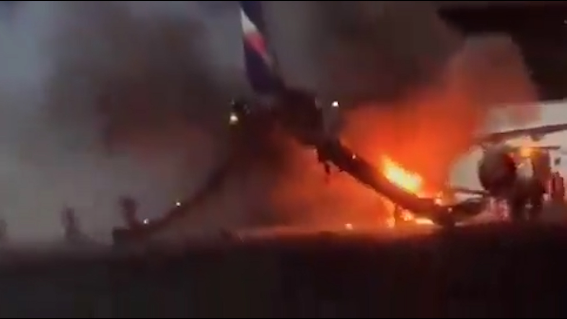 Paura all’aeroporto di San Paolo: un Airbus A320 della Latam Brasil prende fuoco sulla pista