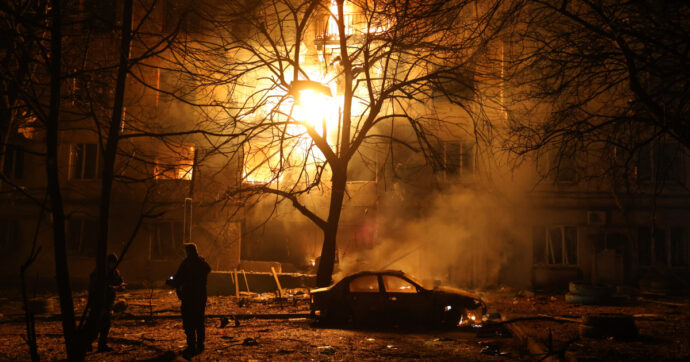 Pioggia di missili ipersonici e droni sull’Ucraina: colpite Kiev e le città dell’ovest. Mosca conferma: “Attacco massiccio”. La Polonia fa alzare i caccia