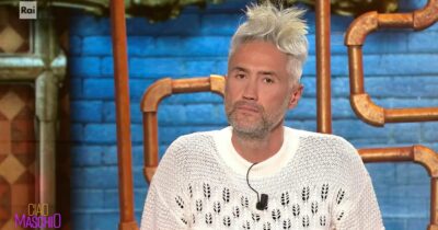 Copertina di “È scoppiata una bomba a casa, mi sono pentito quella sera di avergli detto che ero gay”: la confessione di Vincenzo Schettini sul suo coming out