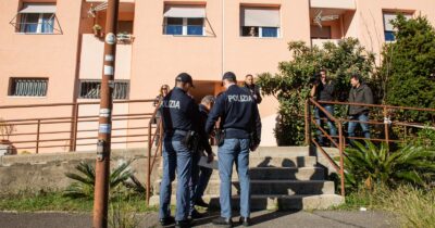 Copertina di Uccide la nonna a martellate dopo una lite in casa: la polizia arresta un 30enne a Roma