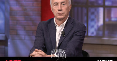 Copertina di Travaglio sul Nove: “Trump rinuncia all’Europa? No, sa di avere in tasca questa classe politica: li brutalizza con il loro consenso”