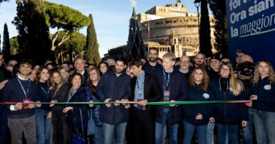 Copertina di Al via la settimana di Atreju: Gualtieri difende Schlein
