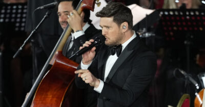 Copertina di “Mio figlio è guarito da un tumore raro a 3 anni. Quando rivelo alle persone di avere una fede enorme, mi guardano scioccate”: parla Michael Bublé