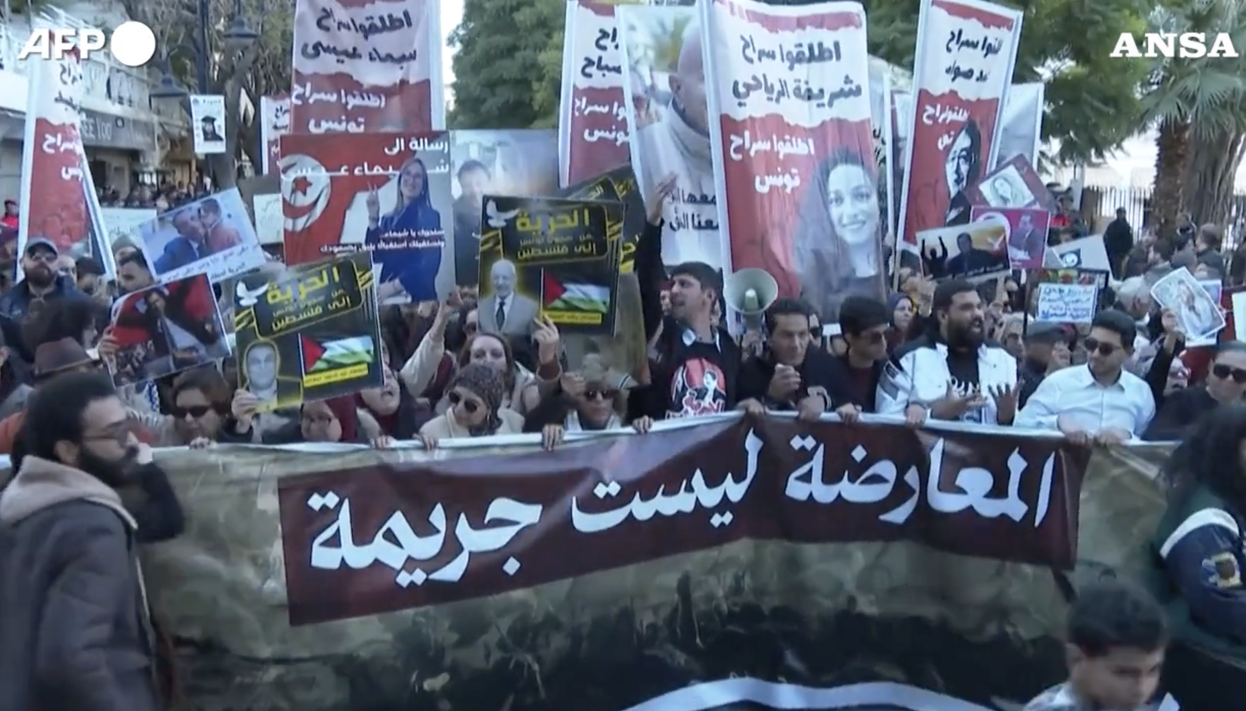 tunisia protesta contro il governo dopo l8217arresto di tre attivisti l8217opposizione non 232 un crimine da Ilfattoquotidiano.it tunisia protesta contro il governo dopo l8217arresto di tre attivisti l8217opposizione non 232 un crimine