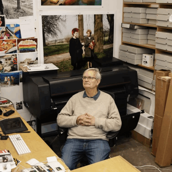 Morto Martin Parr, celebre fotografo inglese della Magnum. Ha raccontato con ironia e sarcasmo i vizi della società contemporanea