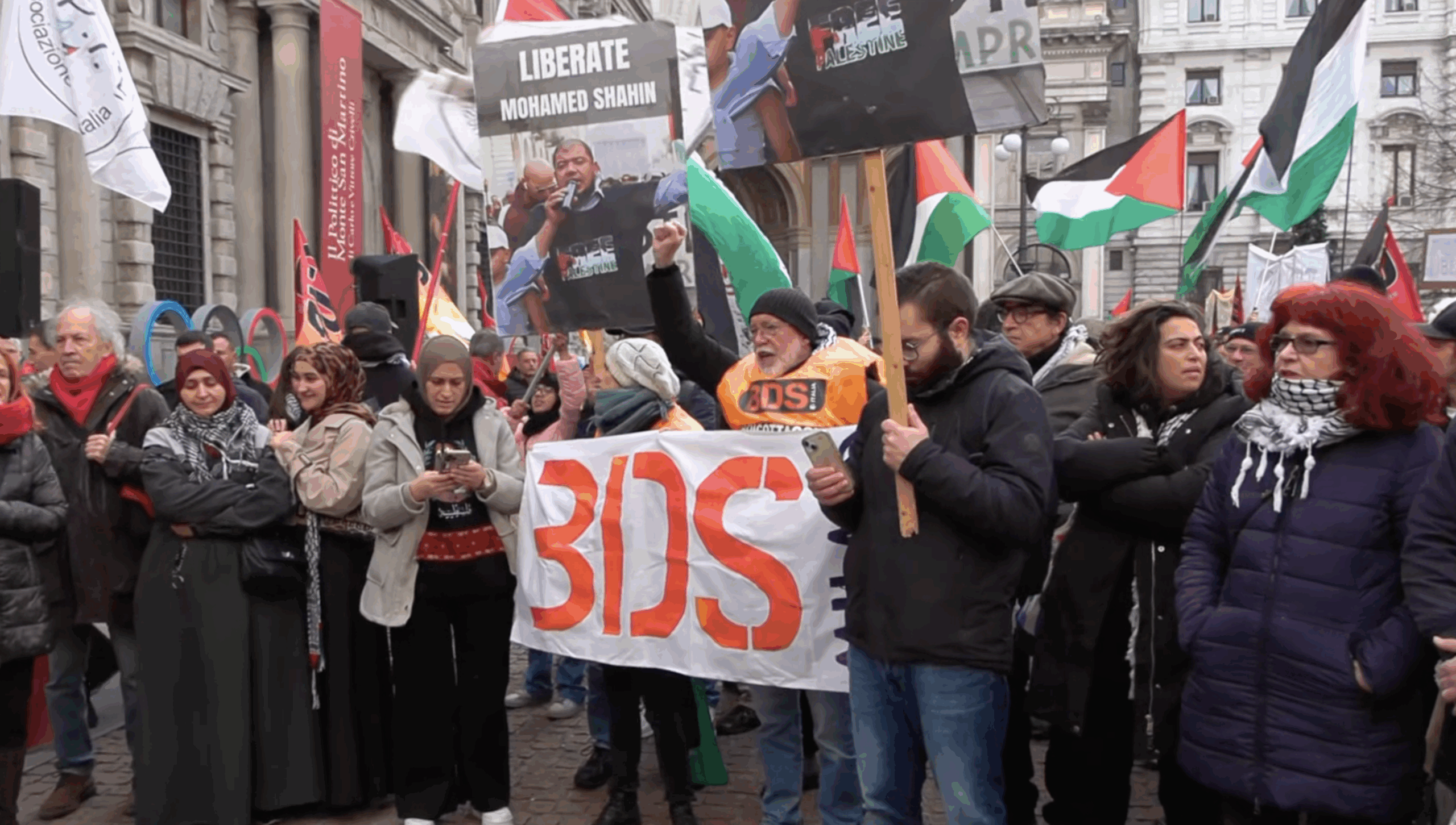 Prima della Scala, doppio presidio in piazza: protestano sindacati e attivisti pro Palestina Prima della Scala, doppio presidio in piazza: protestano sindacati e attivisti pro Palestina