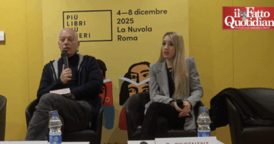 Copertina di Sofia Cecinini presenta ‘Tutte le guerre del mondo’ con Peter Gomez: “L’Ue? Vuole proseguire il conflitto con la Russia a ogni costo”