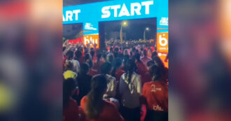 Copertina di Iran, migliaia di donne senza hijab alla maratona di Kish: arrestati i due organizzatori