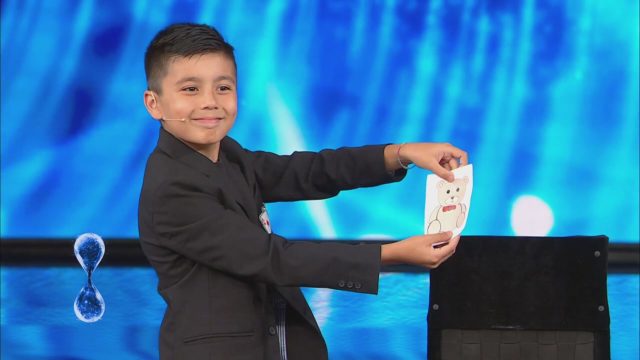 Kay La Ferrera vince Tu si que vales a 10 anni: Maria De Filippi si commuove. Ecco chi è il mago bambino che si è aggiudicato 100 mila euro Kay La Ferrera vince Tu si que vales a 10 anni: Maria De Filippi si commuove. Ecco chi è il mago bambino che si è aggiudicato 100 mila euro