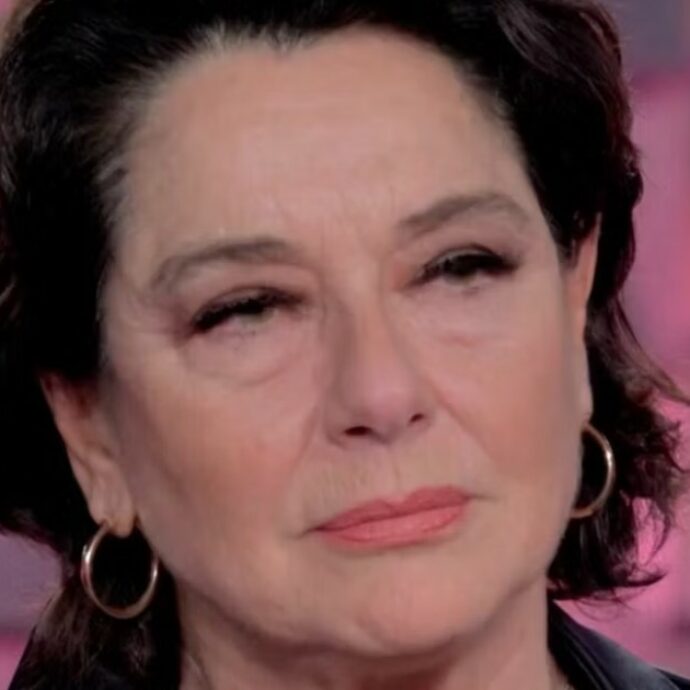 “Mio marito certe scene si rifiuta di vederle, non vuole che gli altri uomini mi mettano le mani addosso”: le confessioni di Monica Guerritore a Verissimo