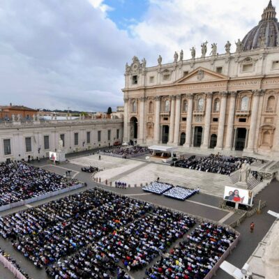 Copertina di Porno, azzardo, usura. Retromarcia dello Ior: prima limita, poi evita