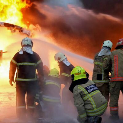 Copertina di I negoziati per porre fine alla guerra in Ucraina: Mosca chiede “cambi radicali”, Zelensky anche a Roma
