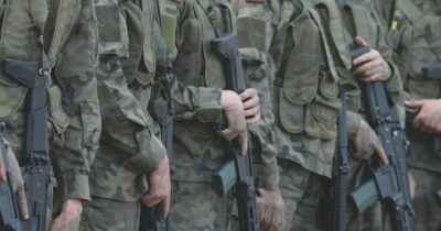 Copertina di “Militarizzare la società ci porta verso un conflitto che resta evitabile”